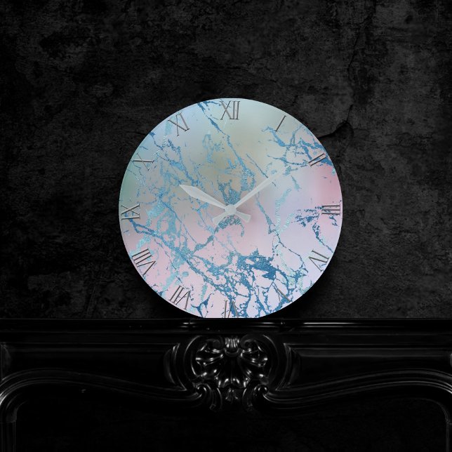Iridescent Marble | Trendig Faux Holo Blue Rosa Rund Klocka (Skapare uppladdad)