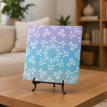 Iridescent Pastel Lila Teal Ombre Elegant Ornate Kakelplatta<br><div class="desc">Utformning av dekorativa plattor för elegant med vita dekorationer på en besläktad pastellbakgrund lila till målningsövertoningens bakgrund.</div>