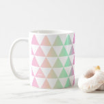 Iridescent Triangles Mönster Monogram Mugg<br><div class="desc">Modern och snyggt monogram mugg som har en triangel med begynnande triangel mönster. Anpassa genom att lägga till initialerna. Perfekt som gåva.</div>
