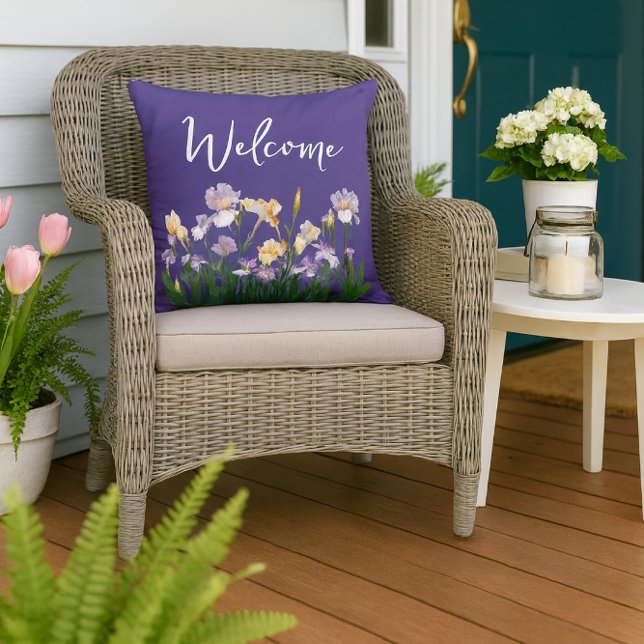 Iris Blommig Lila Välkommen  Kudde (create cozy outdoors ambiance with porch throw pillows .)