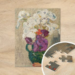 Iris Bouquet | Louis Valtat Pussel<br><div class="desc">Iris Bouquet i en Grönt Pitcher | Bouquet d'iris au pichet vert (circa 1905) | Originalteckning av Fransk konstnären Louis Valtat (1869-1952). Målningen skildrar ett liv av lila och vita iris-blommor i grönten vas. Använda verktygen för att lägga till anpassningsbar eller anpassa bilden.</div>