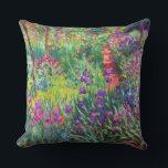 Iris Garden vid Giverny Claude Monet Fine Art Utomhuskudde<br><div class="desc">Iris Garden vid Giverny målades 1900 av Fransk Impressionistiske målaren Claude Monet,  som visade sitt hem i bakgrunden och sin vackra sjörädda.</div>