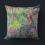 Iris Garden vid Giverny Claude Monet Fine Art Utomhuskudde<br><div class="desc">Iris Garden vid Giverny målades 1900 av Fransk Impressionistiske målaren Claude Monet,  som visade sitt hem i bakgrunden och sin vackra sjörädda.</div>