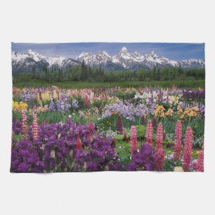 Iris och Lupine trädgård och Teton Range, Kökshandduk