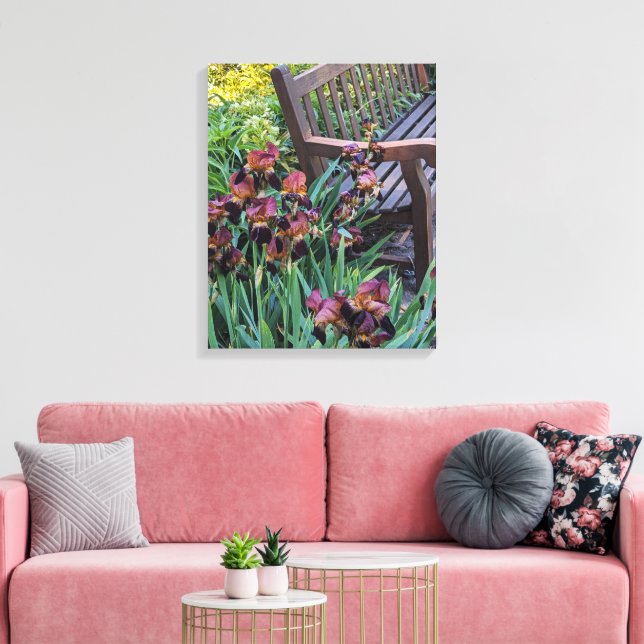 Irisblommor och trädgårdsbänk blomstermotiv canvastryck (Insitu (Vardagsrum))