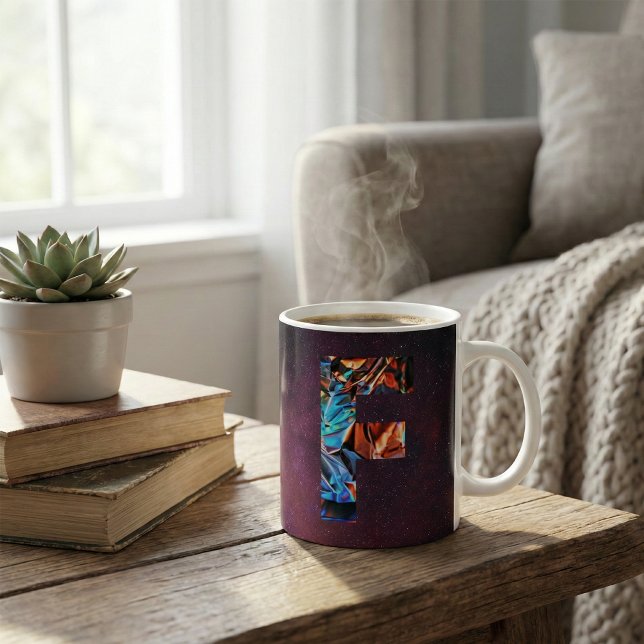 Iriserande galax: Kosmiskt holografiskt brev F Kaffemugg (Skapare uppladdad)