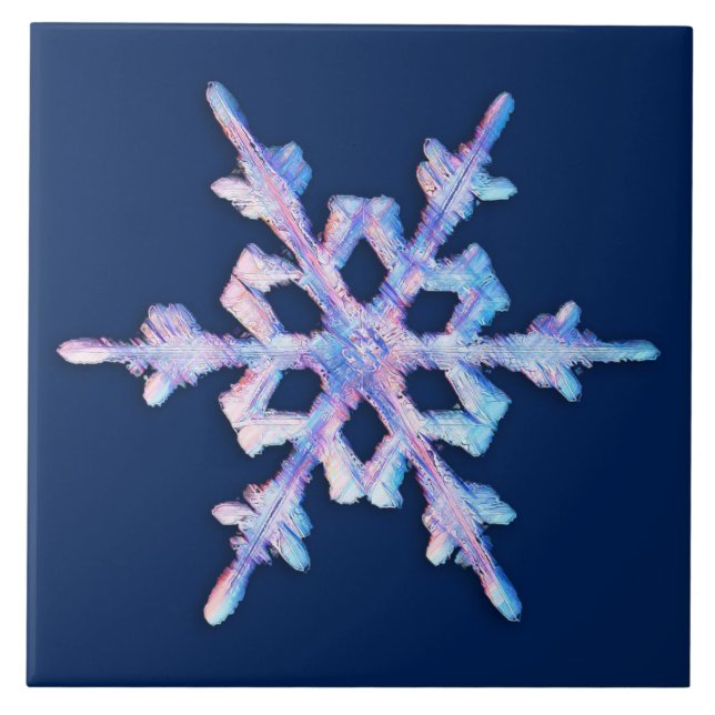 Iriserande snöflinga på mörkblått kakelplatta (Framsidan)