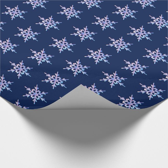 Iriserande snöflinga på mörkblått presentpapper (Hörn)