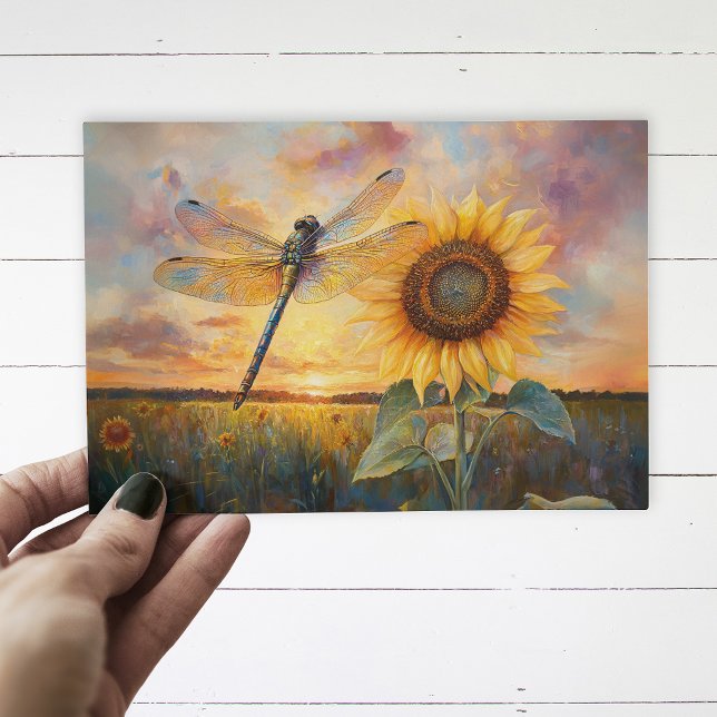 Iriserande Trollslända Rustik Solros Vykort (Postcard with a dragonfly and a sunflower being held up by a hand, over a white wood background.)
