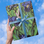 Irisering av Vincent van Gogh, Vintage Garden Art Presentpapper<br><div class="desc">Irismen (1889) av Vincent van Gogh är en vintage bra post impressionism landskapsmålning i blommigten med av, med en trädgård med skäggiga iriser av lila som odlas av poppies av orange. En enda vit irisblomma blommar vid kant. Om konstnären: Vincent Willem van Gogh (1853-1890) var en av de mest berömd...</div>