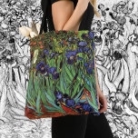 Irisering av Vincent van Gogh, Vintage Garden Art Tygkasse<br><div class="desc">Fin tote bags som är övertryckt! Finns i två stilar och två storlekar! Irismen (1889) av Vincent van Gogh är en vintage bra post impressionism landskapsmålning i blommigten med av, med en trädgård med skäggiga iriser av lila som odlas av poppies av orange. En enda vit irisblomma blommar vid kant....</div>