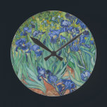 Irises av Van Gogh Rund Klocka<br><div class="desc">Vincent van Goghs konst - blommigts- och naturmålningar - Post-impressionistiska landskapskonst</div>