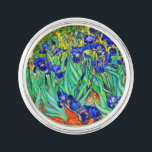 Irises av Vincent Van Gogh Kavajnål<br><div class="desc">Vincent Van Gogh Irises . Det målades 1889 och är en av de målningar han skapade i asyl på Saint Paul-de-Mausole i Saint-Rémy-de-Provence i Frankrike. Det är en oljemålning. Denna oljemålning av brans konstlandskap skildrar en fält av iris-blommor. Vincent Van Gogh var berömd konstnär. Han var en Dutch post impressionist-målare....</div>
