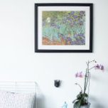 Irises av Vincent van Gogh Poster<br><div class="desc">Irismen (1889) av Van Gogh är en naturmålning av vintage post impressionism bra blommigt. En grupp av lila- och bordskärmar och en enda vit irisblomma som odlas i en trädgård. Det var en av hans första målningar när han var på asyl i Saint-Remy-de-Provence. 1987 blev det den dyraste målningen som...</div>