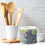 Irises in Garden Vincent van Gogh Espressomugg<br><div class="desc">En bra art espresso kopp med den postimponerande målningen Irises (1889) av Vincent van Gogh (1853-1890). Violet blue iris i trädgården,  som påverkades av japansk konst.</div>