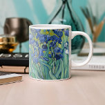 Irises | Vincent Van Gogh Kaffemugg<br><div class="desc">Irises (1889) av den nederländske postimponerande konstnären Vincent Van Gogh. Ursprunglig landskapslärling är en olja på arbetsytan som visar en blomma av blommor. Använda verktygen för att lägga till anpassningsbar eller anpassa bilden.</div>