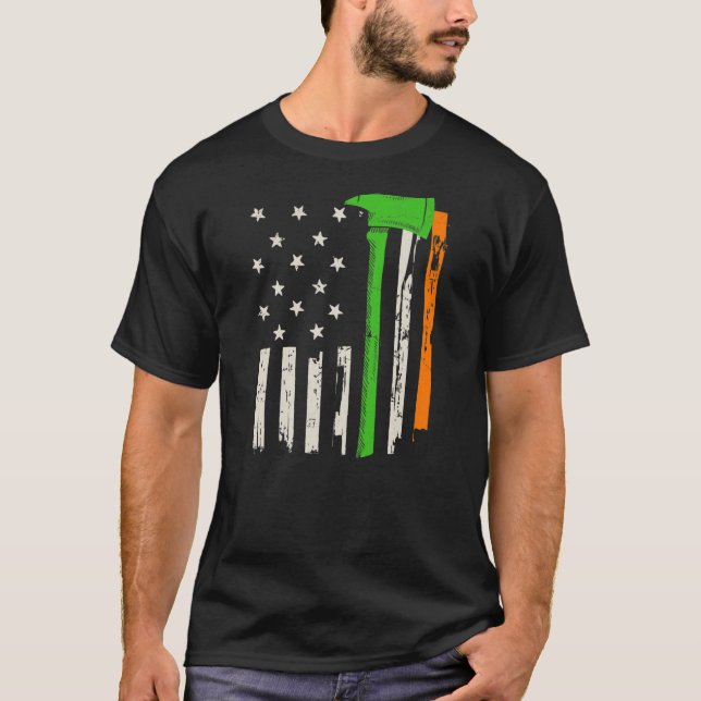 Irish American Firefighter Flagga and Ax  T Shirt (Framsida)