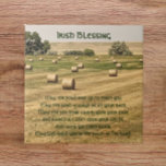 Irish Blessing Hay Bales i Fält Kakelplatta<br><div class="desc">Keramiskt plattor med en traditionell irländsk välsignelse tryckt i grönt,  stiliserat skript tillsammans med fotobilden av en fullt i fält med hö med balar. Markera din ruta storlek. Gör en tankfull gåva till familj och vänner.</div>
