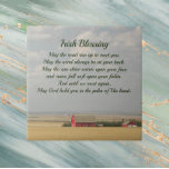 Irish Bluting Golden Wheat Fält Kakelplatta<br><div class="desc">Keramiskt plattor med en traditionell irländsk välsignelse tryckt i grönt,  stiliserat skript tillsammans med ett foto av fält och en röd lada. Markera din ruta storlek. Gör en tankfull gåva till familj och vänner. Gör också en underbar hemmavärmargåva!</div>