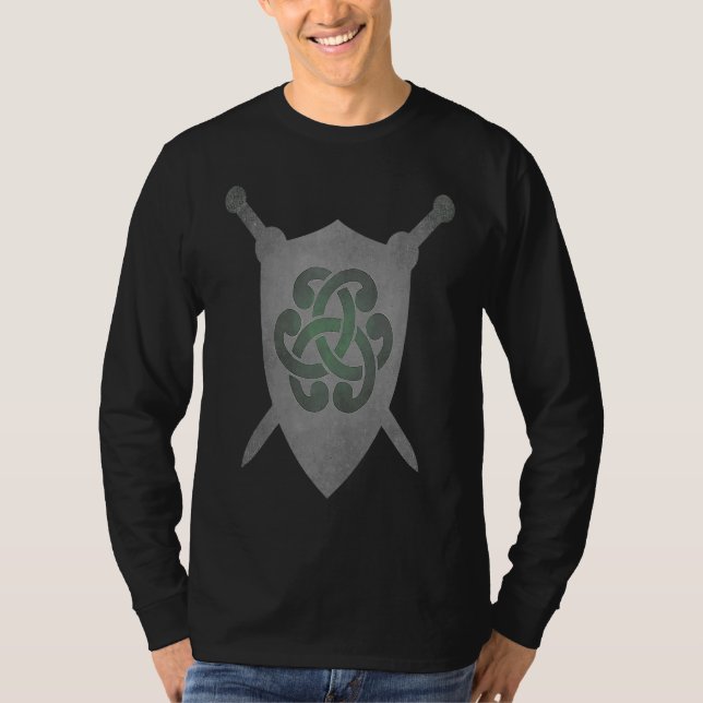 Irish Celtic Knot Medieval Heraldry Swords Shield  T Shirt (Framsida)