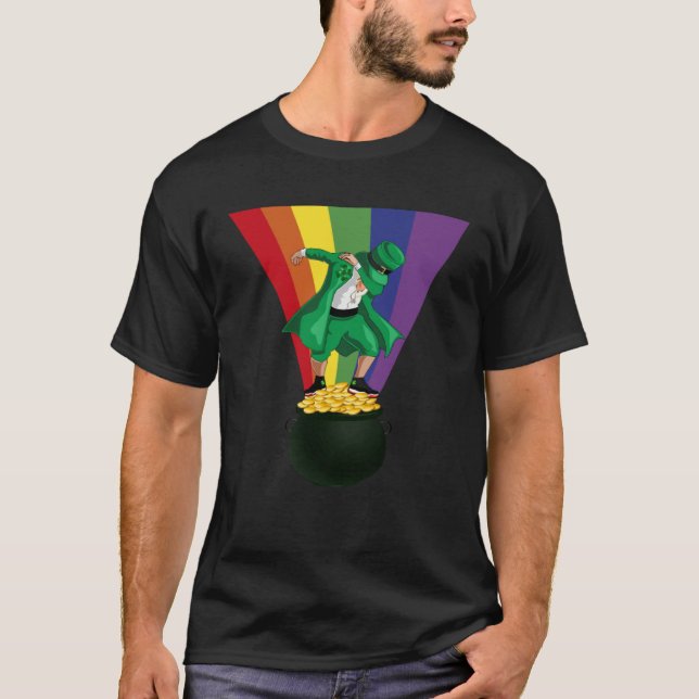 Irish Dabbing Leprechaun on Pot of Treasure Coins  T Shirt (Framsida)
