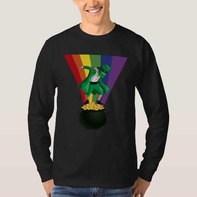 Irish Dabbing Leprechaun on Pot of Treasure Coins  T Shirt (Framsida)