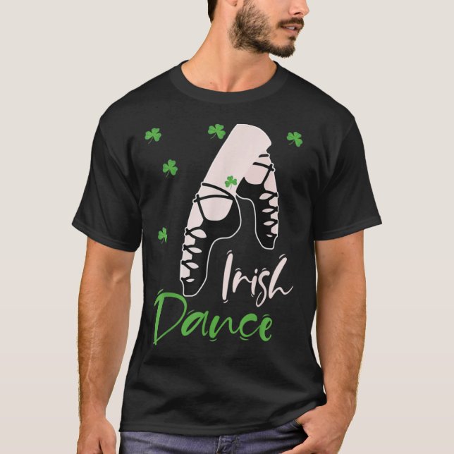 Irish Dance Socks Shoes Girls in St Patrick s Day T Shirt (Framsida)