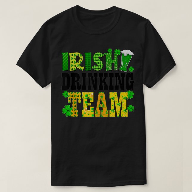 Irish Drinking Team Beer Glass Shamrocks Saint Pat T Shirt (Design framsida)
