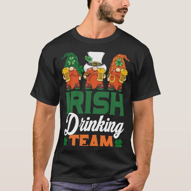 Irish Drinking Team Drinking Beer Gnome  Patricks  T Shirt (Framsida)