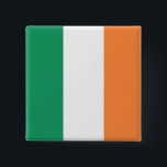 Irish Flagga Knapp<br><div class="desc">Denna utformning är utmärkande för Republiken Irlands flagga, som är ett land i norra Västern av Europa. Den ockuperar 26 av de 32 grevskapen på ön Irland (som också är känd på iriska som Éire och i Ulster Scots som Airlann). De andra grevskapen ockuperas av Nordirland, en del av Förenade...</div>