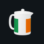 Irish Flagga Tekanna<br><div class="desc">Lägg till en liten irländsk charm till din tetid med vår exklusiv tekanna som visar flagga Irland! Denna tekanna, som utformats med stor noggrannhet och uppmärksamhet, är mer än bara en funktionell fråga; den är ett firande i Irlands rik och pride på kulturområdet. Den pulserande utformningen visningar på ett framträdande...</div>