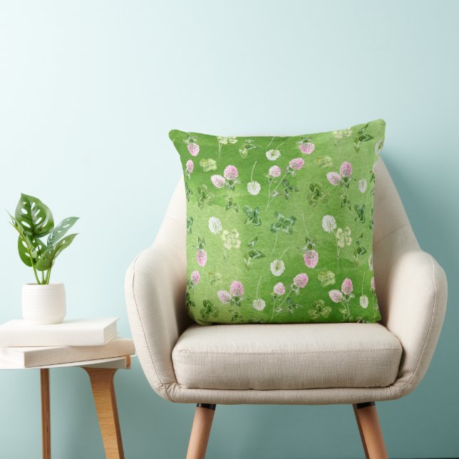 IRISH GREEN SHAMROCKS AND TINY PINK FLOWERS KUDDE (Stol)