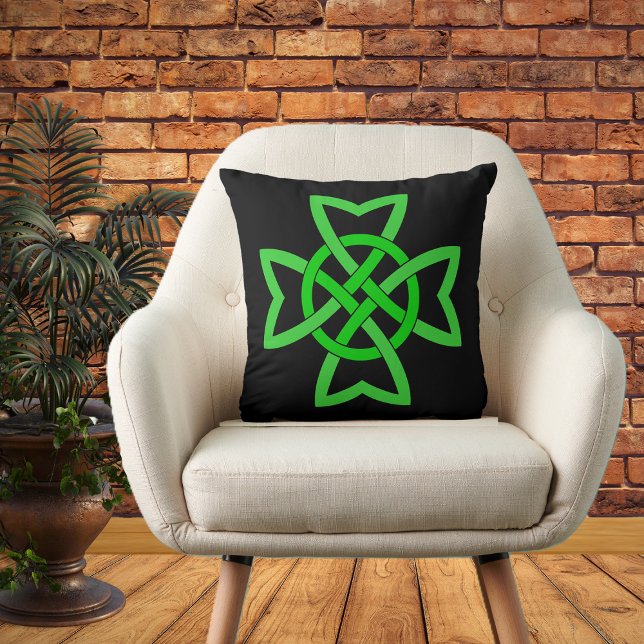 Irish Grönt Celtic Knot Kudde (Vibrant green Irish Celtic Knot on black decorative pillow.)