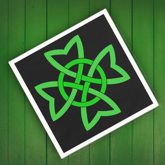 Irish Grönt Celtic Knot Pappersservett (Green Irish looped Celtic Knot design on black on a napkin.)