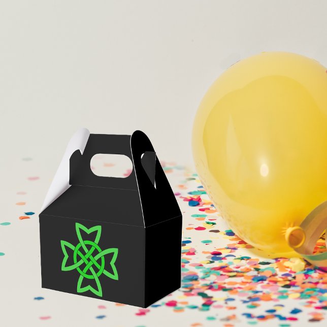 Irish Grönt Celtic Knot Presentaskar (Bright green Irish Celtic knot abstract design on black party favor gift box.)