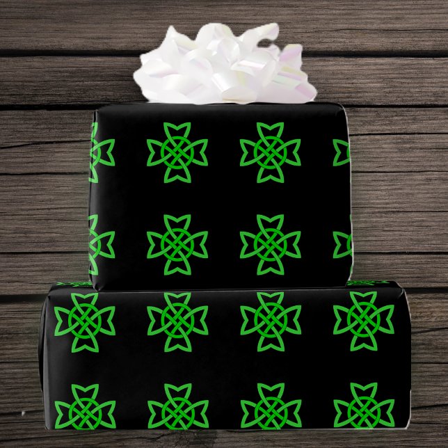 Irish Grönt Celtic Knot Presentpapper (Irish Celtic bright green knots on black gift wrapping paper roll.)