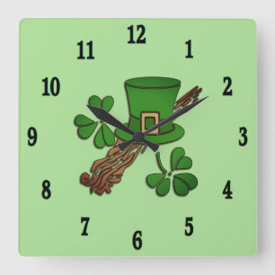 Irish Hat and Shamrocks Black Numbers Fyrkantig Klocka
