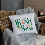Irish Lass Fullt of Sass Funny St patrick's day Kudde<br><div class="desc">Irish Lass Fullt of Sass Funny St patrick's day. Om du är en irländsk Fullt av Sass? Då är den här konstiga S:t Patrick-Dag-designen perfekt för dig! Den enda sak till bäran som firar leprechaunsarnas land på St. Patrick's Day. Grönt och orange.</div>