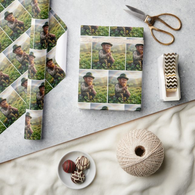 Irish Leprechaun Admiring a Gold Coin Presentpapper (Hantverk)