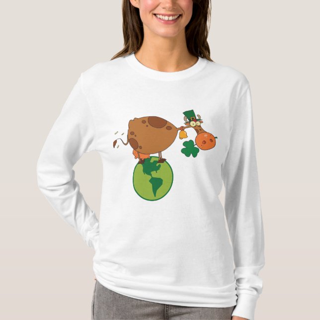 Irish Leprechaun Cow Standing on Planet Earth T Shirt (Framsida)