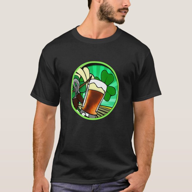 Irish lucky shamrock with beer mug St Patricks Day T Shirt (Framsida)