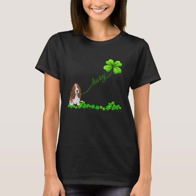 Irish Lucky with basset hound  basset hound T Shirt (Framsida)