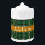 Irish National Tartan Personlig<br><div class="desc">Fira kärlek i hela sak Irland med den här tekannan med Irlands nationella tartan mönster. Anpassa med namn eller ett välkomstmeddelande på textbandet i mitten</div>