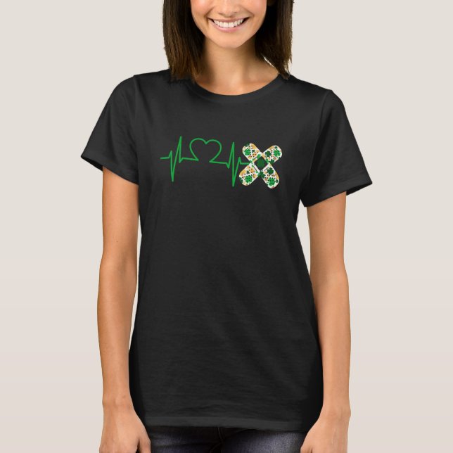 Irish Nurse Bandage Heartslag Shamrock St Patricks T Shirt (Framsida)