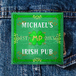 Irish Pub Skapar din egen Personlig Grönt Knapp<br><div class="desc">Skapa din egen anpassningsbar Irish pub home pub-knappdesign med den här mallen. Utformningen är gjord för att se ut som gammalt grönt med gott om vintage i nyanser av grönt, vitt, orange och guld. Det finns också fem schampon/klöver i utformningen. Det kan vara personlig med ditt eget namn, initialer/monogram och...</div>