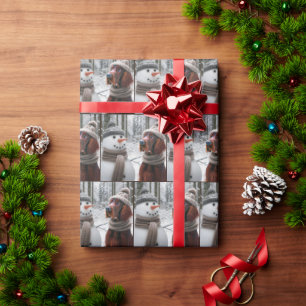 Irish Setter Hund Storing at a Snögubbe Presentpapper