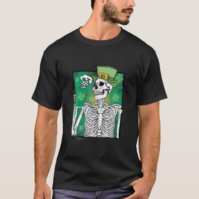 Irish Skeleton Drinking Grönt Coffee St. Patrick's T Shirt (Framsida)