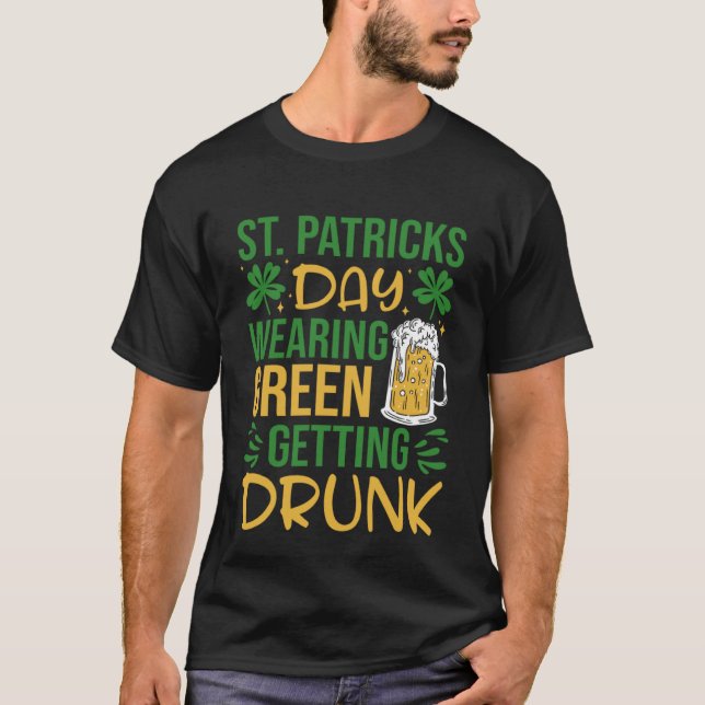 Irish St Patrick's Day Wearing Green Getting Drunk T Shirt (Framsida)