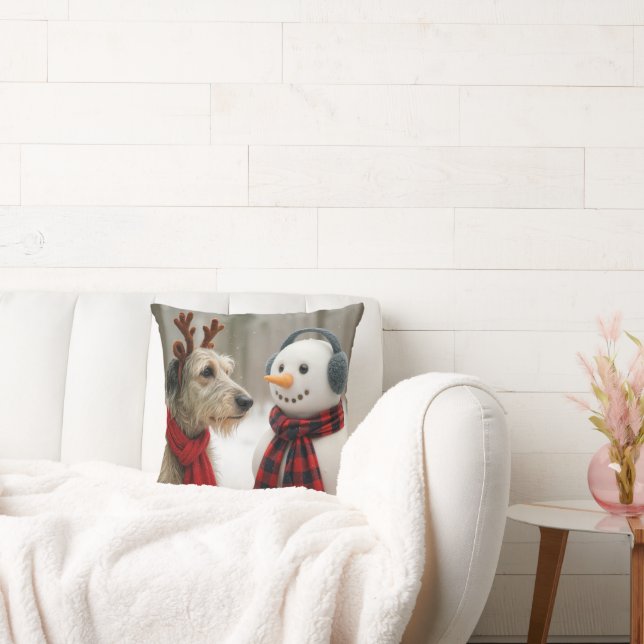 Irish Wolfhound Gazing at a Cute Snowman Kudde (Soffa)