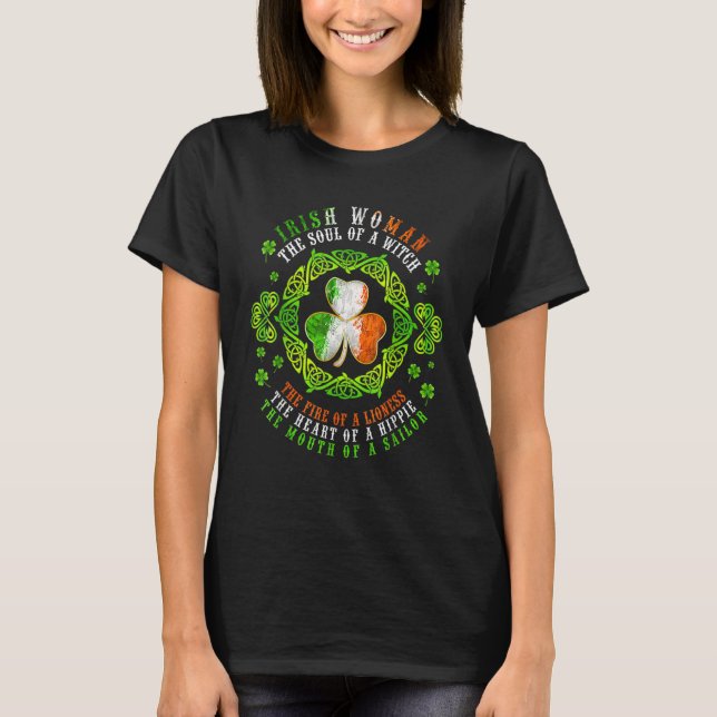 Irish Woman Soul of a Witch Shamrock St Patrick's T Shirt (Framsida)